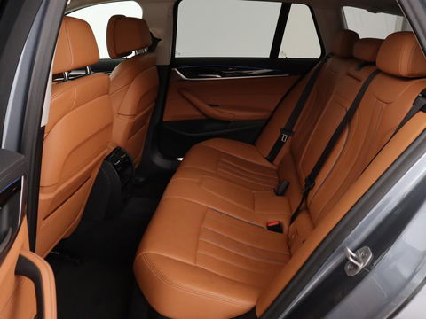 BMW 5 Serie 520e Business Edition Plus | Adaptive cruise | 360 Camera | Luxury Line | Trekhaak | Laserlight | Leder | Stoelverwarming | Live Cockpit | Navigatie | Keyless