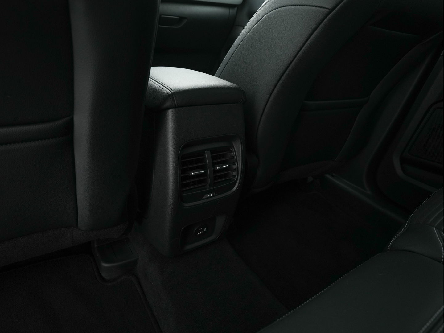 Ford Kuga 2.5 PHEV Titanium X (INCL-BTW) *LEATHER-MICROFIBRE | FULL-LED | DIGI-COCKPIT | ADAPTIVE-CRUISE | BLINDSPOT | PARK-PILOT | CAMERA | NAVI-FULLMAP | HEATED-COMFORT-SEATS | CARPLAY | DAB | LANE-ASSIST | 17"ALU*