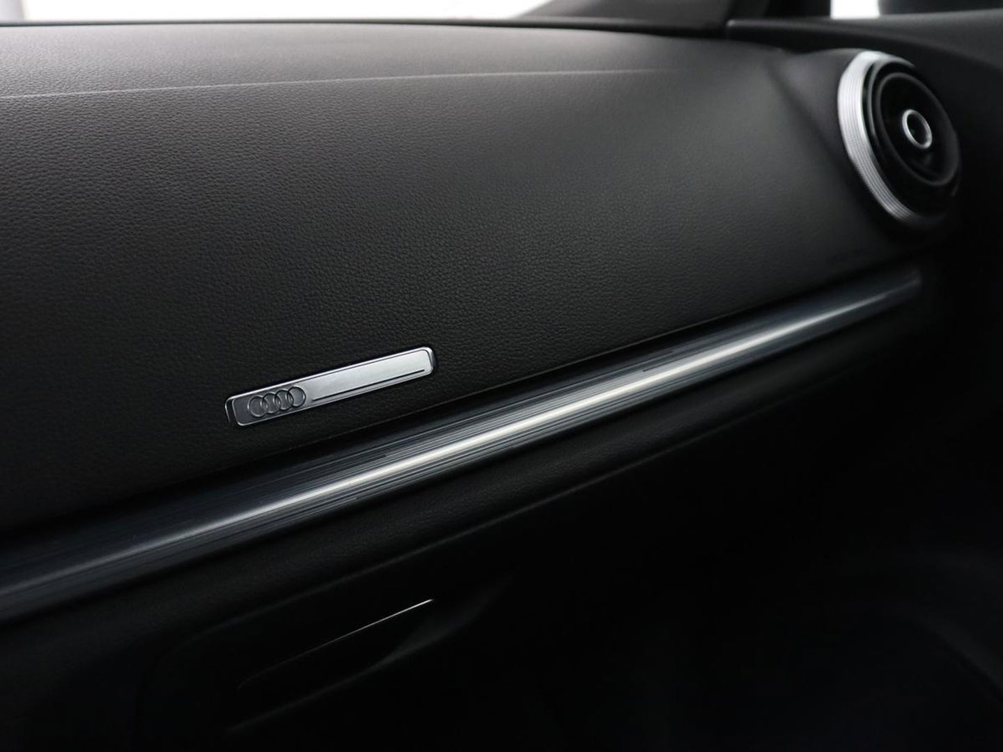 Audi A3 1.0 TFSI Sport S Line | Carplay | Sportstoelen | Full LED | Climate control | Navigatie | Cruise control | Parkeerhulp | Bluetooth