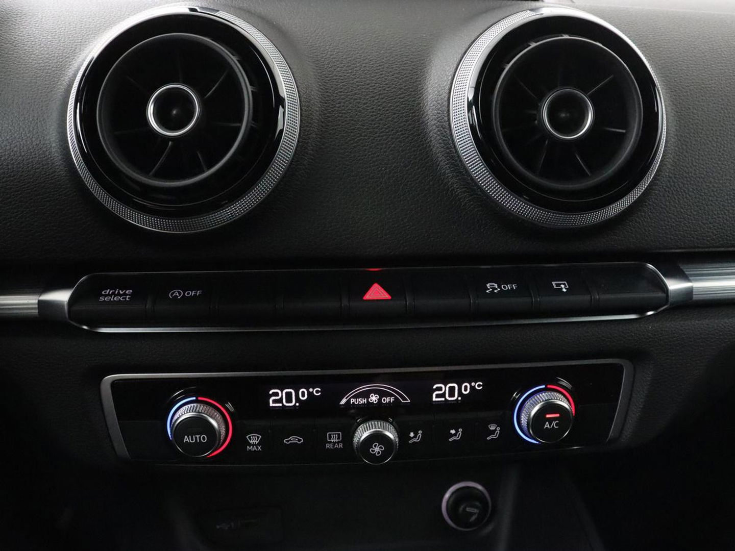 Audi A3 1.0 TFSI Sport S Line | Carplay | Sportstoelen | Full LED | Climate control | Navigatie | Cruise control | Parkeerhulp | Bluetooth