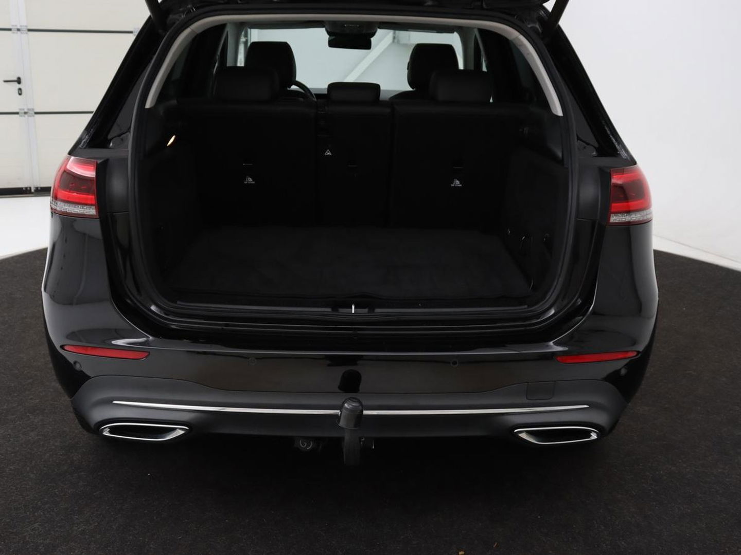 Mercedes-Benz B-Klasse 180 Business Solution Luxury | Panoramadak | Leder | Stoelverwarming | Trekhaak | Memory | Keyless | Matrix LED | Sfeerverlichting | Navigatie | Widescreen