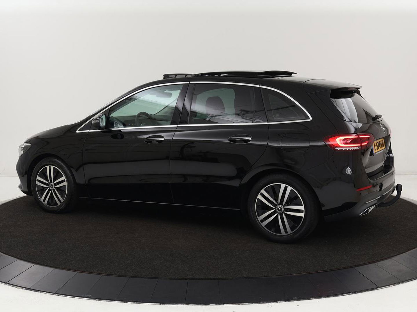Mercedes-Benz B-Klasse 180 Business Solution Luxury | Panoramadak | Leder | Stoelverwarming | Trekhaak | Memory | Keyless | Matrix LED | Sfeerverlichting | Navigatie | Widescreen