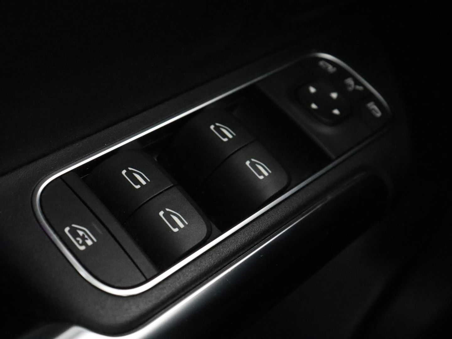 Mercedes-Benz B-Klasse 180 Business Solution Luxury | Panoramadak | Leder | Stoelverwarming | Trekhaak | Memory | Keyless | Matrix LED | Sfeerverlichting | Navigatie | Widescreen