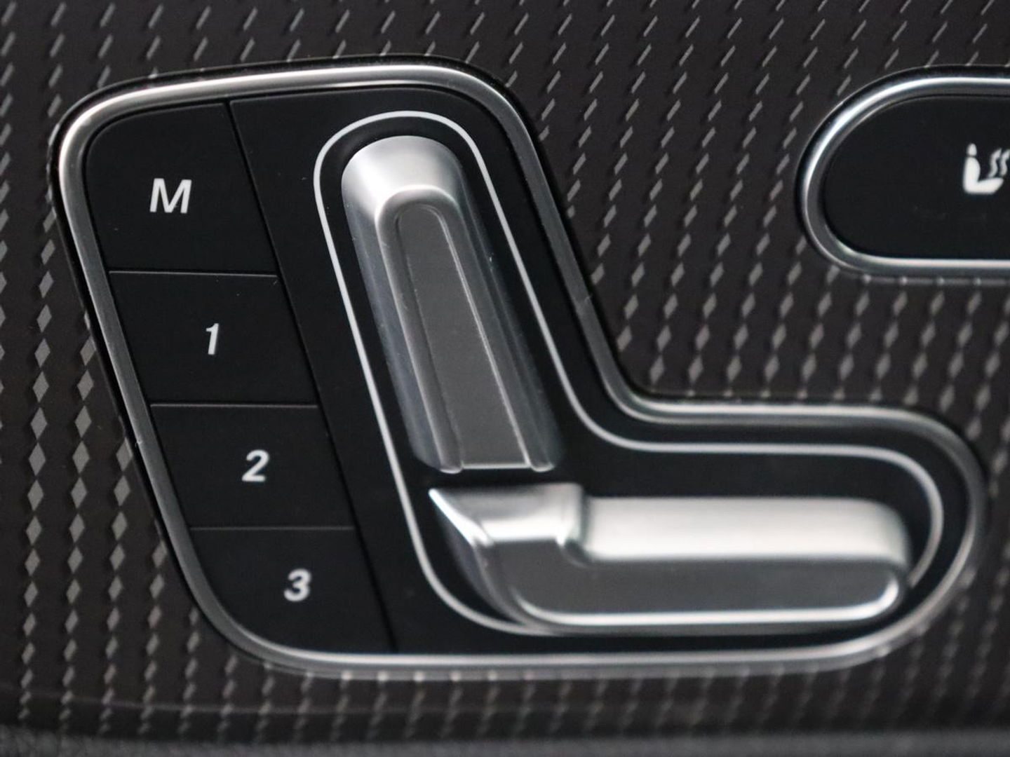 Mercedes-Benz B-Klasse 180 Business Solution Luxury | Panoramadak | Leder | Stoelverwarming | Trekhaak | Memory | Keyless | Matrix LED | Sfeerverlichting | Navigatie | Widescreen