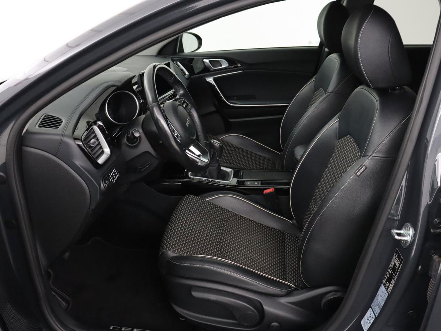 Kia Ceed 1.0 T-GDi DynamicPlusLine | Stoel & stuurverwarming | Trekhaak | Adaptive cruise | Camera | Half leder | Keyless | Full LED | Carplay | Navigatie | Climate control | Parkeerhulp