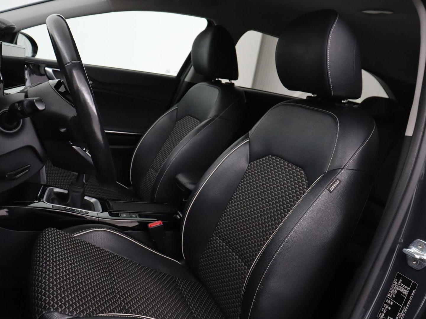 Kia Ceed 1.0 T-GDi DynamicPlusLine | Stoel & stuurverwarming | Trekhaak | Adaptive cruise | Camera | Half leder | Keyless | Full LED | Carplay | Navigatie | Climate control | Parkeerhulp