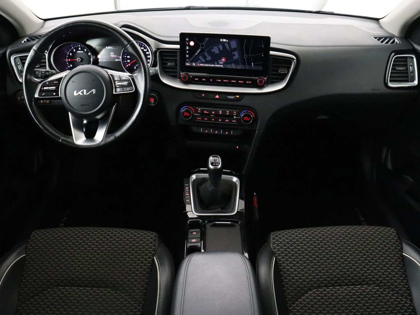 Kia Ceed 1.0 T-GDi DynamicPlusLine | Stoel & stuurverwarming | Trekhaak | Adaptive cruise | Camera | Half leder | Keyless | Full LED | Carplay | Navigatie | Climate control | Parkeerhulp