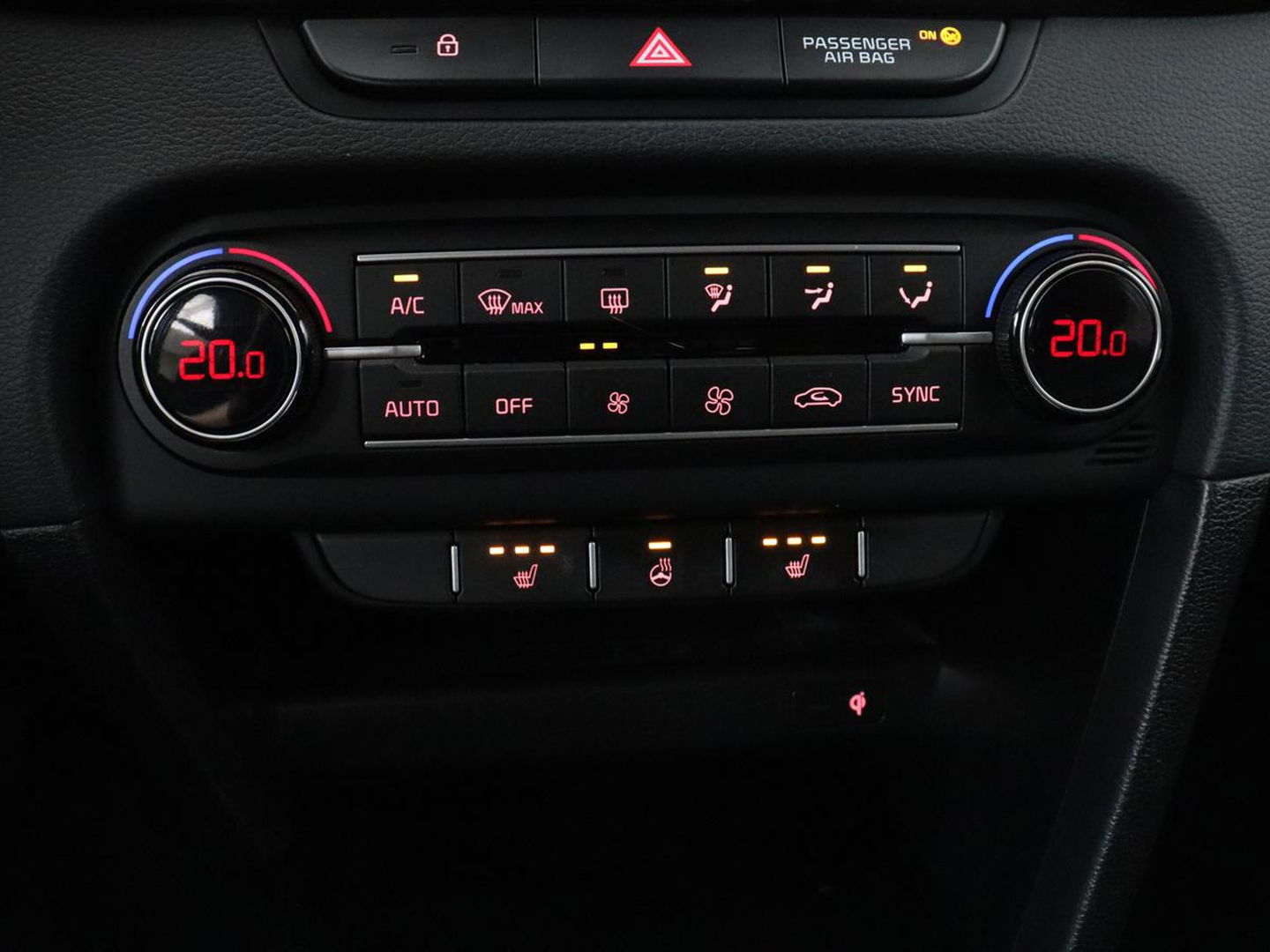 Kia Ceed 1.0 T-GDi DynamicPlusLine | Stoel & stuurverwarming | Trekhaak | Adaptive cruise | Camera | Half leder | Keyless | Full LED | Carplay | Navigatie | Climate control | Parkeerhulp