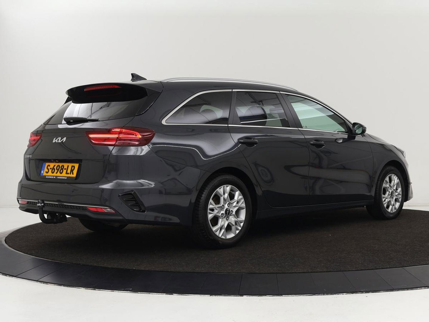 Kia Ceed 1.0 T-GDi DynamicPlusLine | Stoel & stuurverwarming | Trekhaak | Adaptive cruise | Camera | Half leder | Keyless | Full LED | Carplay | Navigatie | Climate control | Parkeerhulp