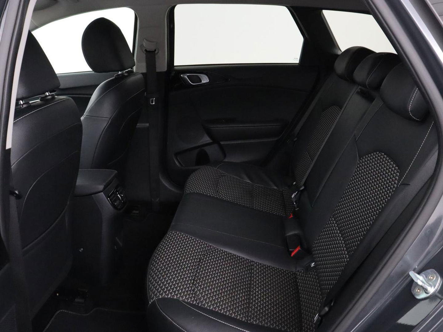 Kia Ceed 1.0 T-GDi DynamicPlusLine | Stoel & stuurverwarming | Trekhaak | Adaptive cruise | Camera | Half leder | Keyless | Full LED | Carplay | Navigatie | Climate control | Parkeerhulp