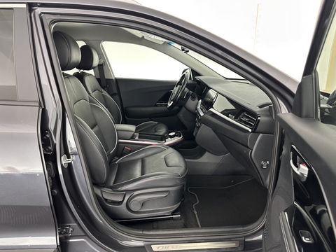 Kia e-Niro ExecutiveLine 64 kWh [ 3-Fase ] (INCL-BTW) Aut. *LUXURY-LEATHER | JBL-AUDIO | FULL-LED | NAVI-FULLMAP | DAB | ADAPTIVE-CRUISE | CAMERA | MEMORY-PACK | LANE-ASSIST | CCS-FASTLOADER | KEYLESS | DIGI-COCKPIT | 17"ALU*