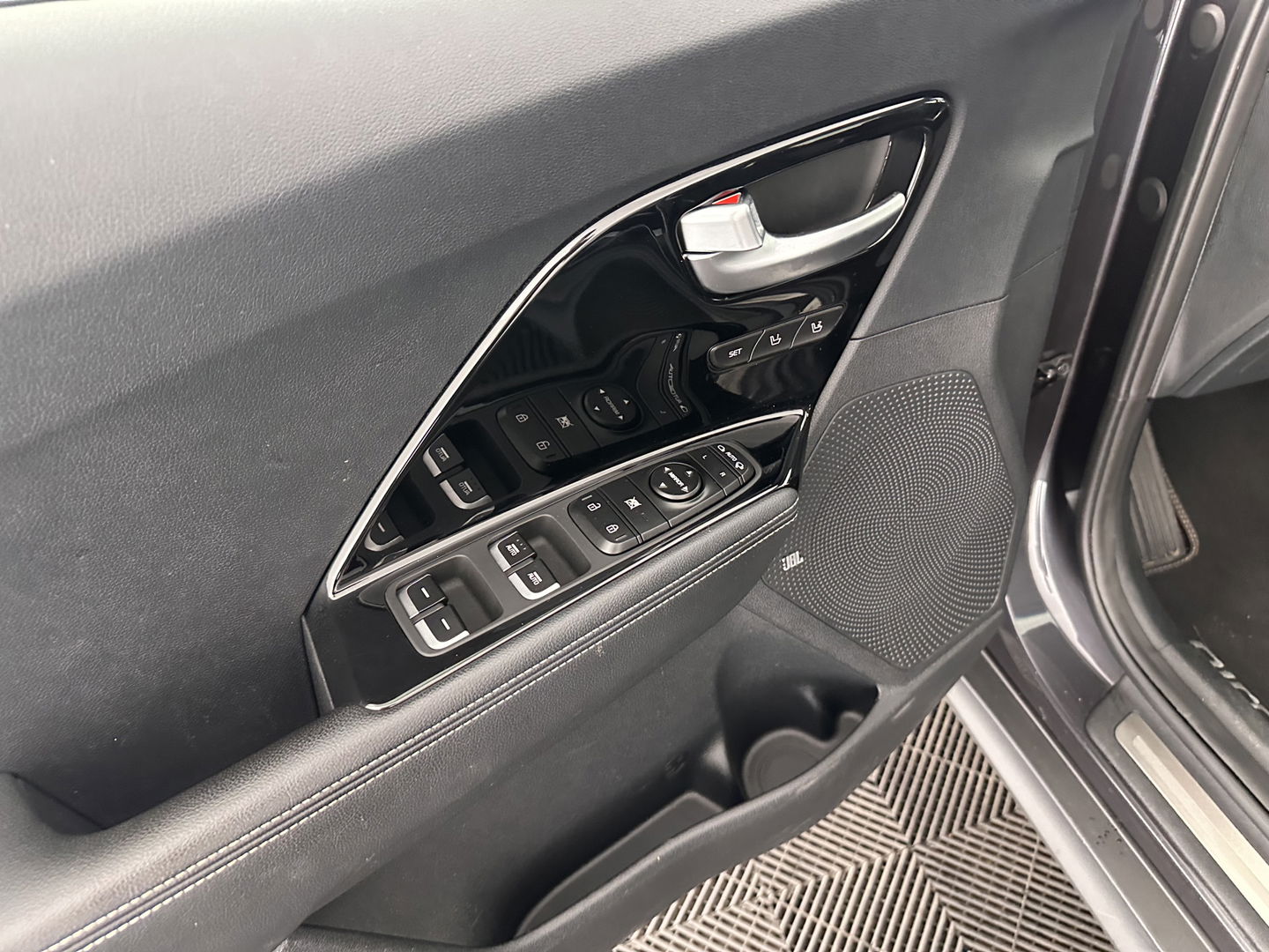 Kia e-Niro ExecutiveLine 64 kWh [ 3-Fase ] (INCL-BTW) Aut. *LUXURY-LEATHER | JBL-AUDIO | FULL-LED | NAVI-FULLMAP | DAB | ADAPTIVE-CRUISE | CAMERA | MEMORY-PACK | LANE-ASSIST | CCS-FASTLOADER | KEYLESS | DIGI-COCKPIT | 17"ALU*