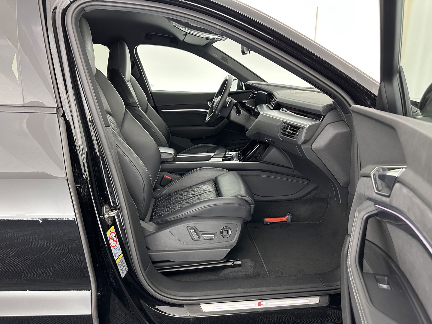 Audi e-tron Sportback 55 quattro S edition 95 kWh [ 3-Fase ] (INCL.BTW) *FULL-LEATHER | FULL-LED | ADAPTIVE-CRUISE | BANG&OLUFSEN | TOP-VIEW | MEMORY-PACK | BLIND-SPOT | KEYLESS | AMBIENT-LIGHT | AIR-SUSPENSION | SPORT-SEATS | DIGI-COCKPIT | 21''ALU |