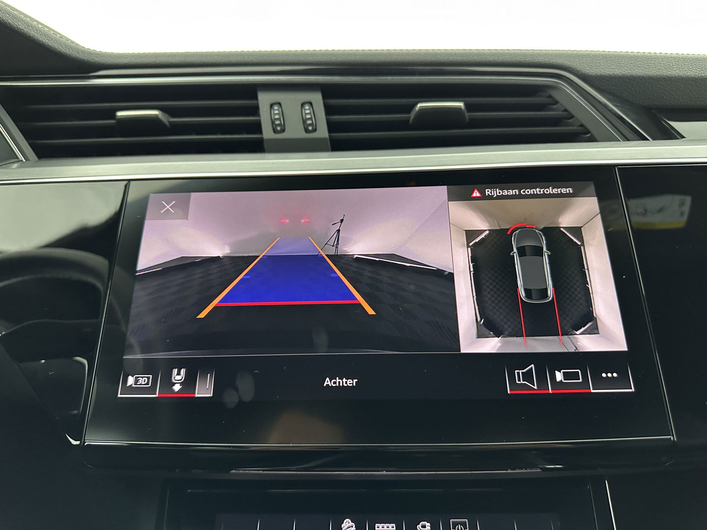Audi e-tron Sportback 55 quattro S edition 95 kWh [ 3-Fase ] (INCL.BTW) *FULL-LEATHER | FULL-LED | ADAPTIVE-CRUISE | BANG&OLUFSEN | TOP-VIEW | MEMORY-PACK | BLIND-SPOT | KEYLESS | AMBIENT-LIGHT | AIR-SUSPENSION | SPORT-SEATS | DIGI-COCKPIT | 21''ALU |