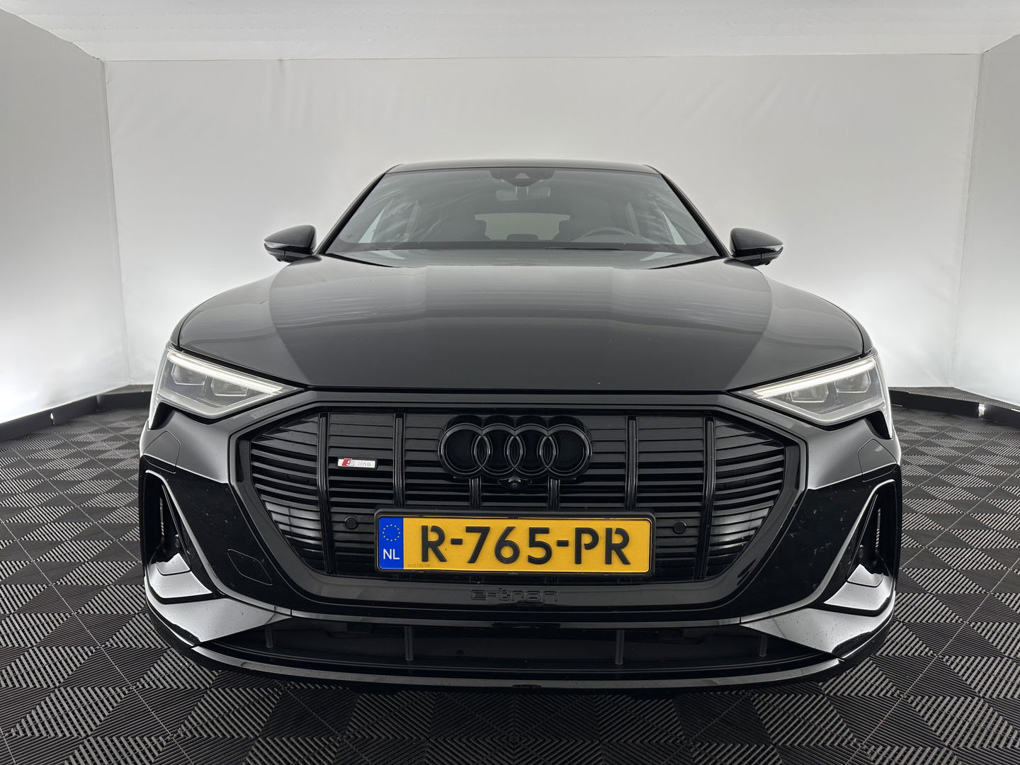 Audi e-tron Sportback 55 quattro S edition 95 kWh [ 3-Fase ] (INCL.BTW) *FULL-LEATHER | FULL-LED | ADAPTIVE-CRUISE | BANG&OLUFSEN | TOP-VIEW | MEMORY-PACK | BLIND-SPOT | KEYLESS | AMBIENT-LIGHT | AIR-SUSPENSION | SPORT-SEATS | DIGI-COCKPIT | 21''ALU |