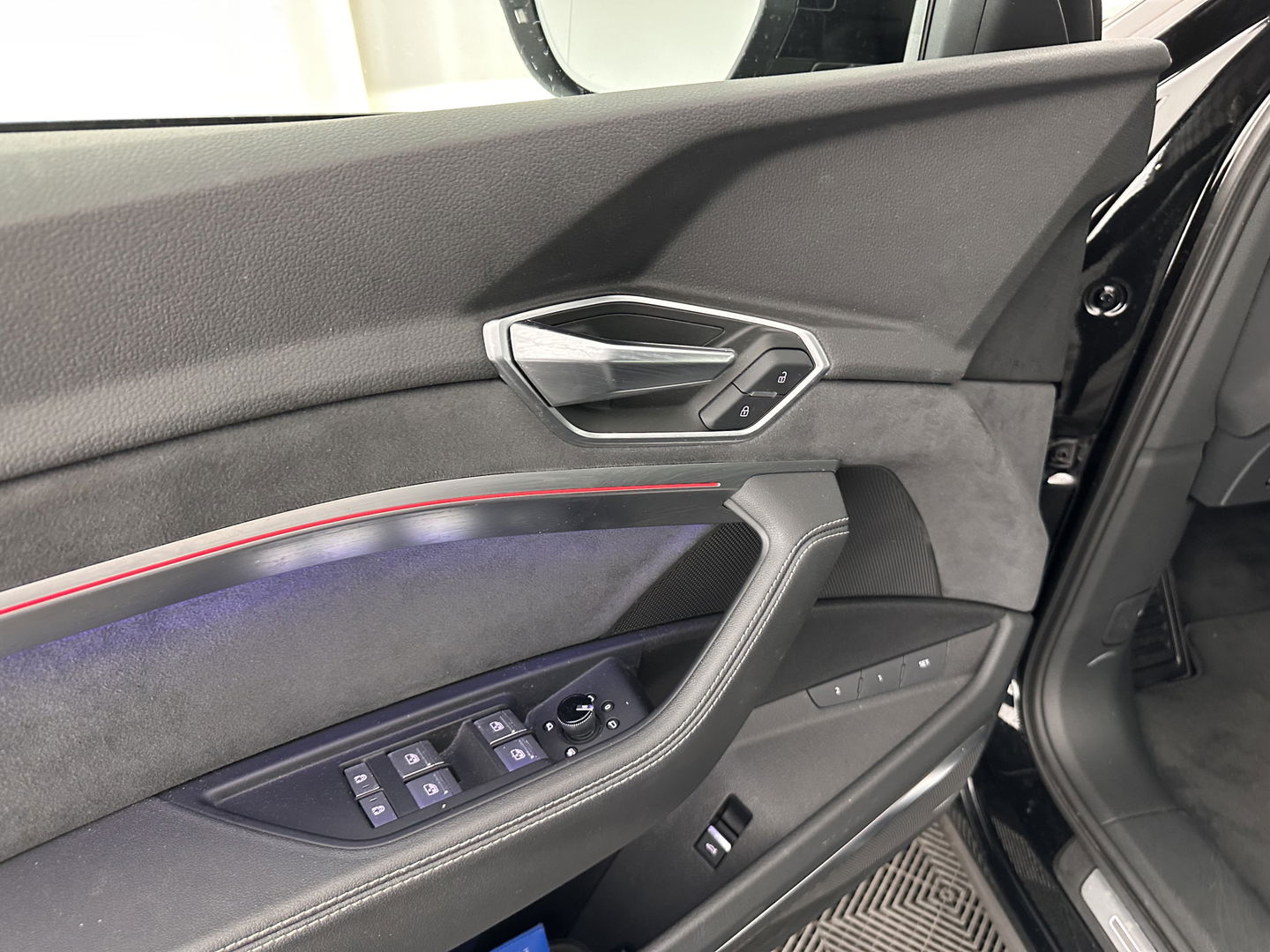 Audi e-tron Sportback 55 quattro S edition 95 kWh [ 3-Fase ] (INCL.BTW) *FULL-LEATHER | FULL-LED | ADAPTIVE-CRUISE | BANG&OLUFSEN | TOP-VIEW | MEMORY-PACK | BLIND-SPOT | KEYLESS | AMBIENT-LIGHT | AIR-SUSPENSION | SPORT-SEATS | DIGI-COCKPIT | 21''ALU |