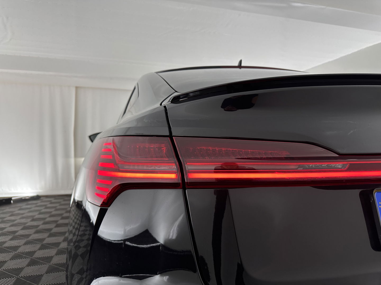 Audi e-tron Sportback 55 quattro S edition 95 kWh [ 3-Fase ] (INCL.BTW) *FULL-LEATHER | FULL-LED | ADAPTIVE-CRUISE | BANG&OLUFSEN | TOP-VIEW | MEMORY-PACK | BLIND-SPOT | KEYLESS | AMBIENT-LIGHT | AIR-SUSPENSION | SPORT-SEATS | DIGI-COCKPIT | 21''ALU |