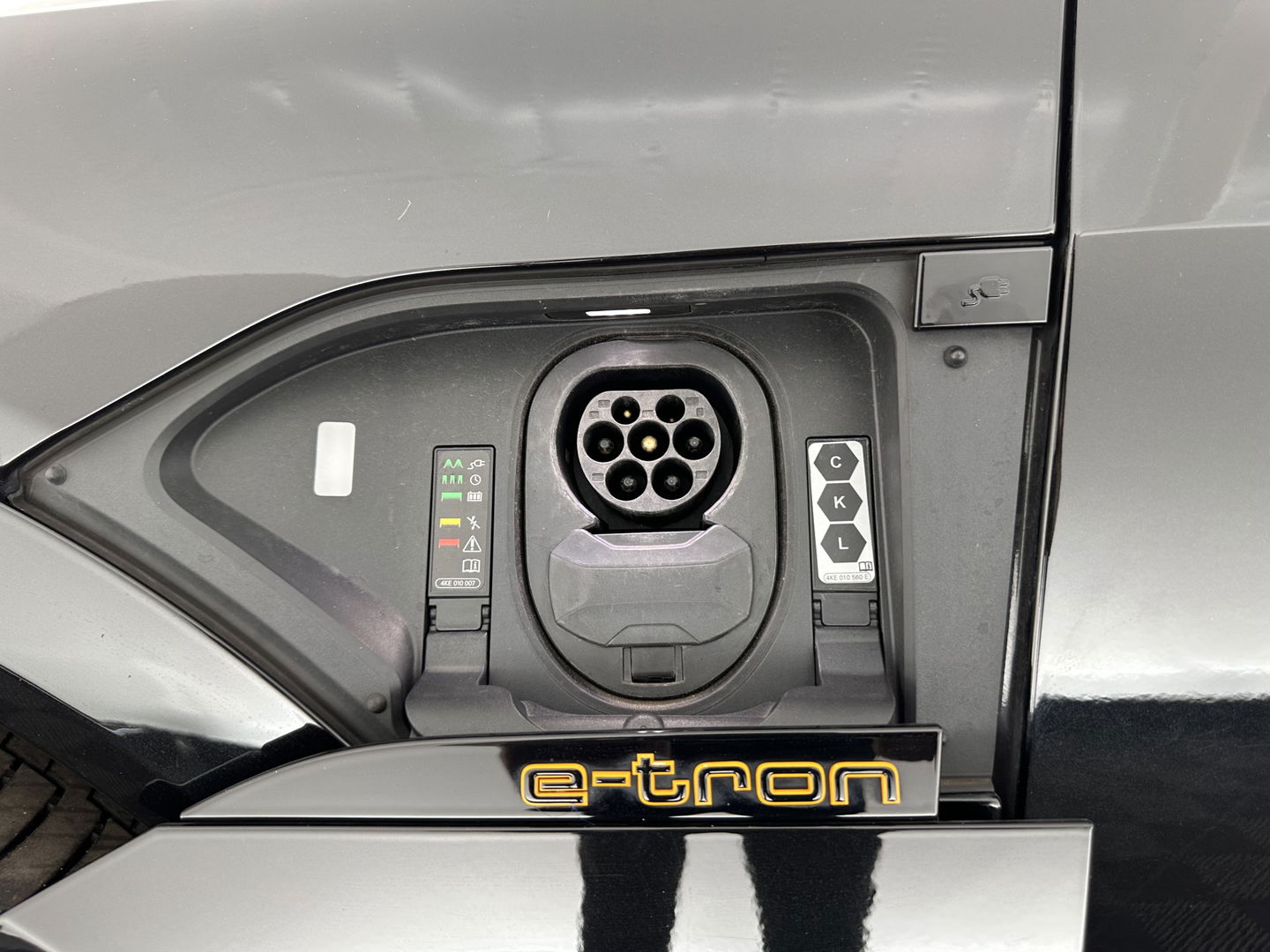Audi e-tron Sportback 55 quattro S edition 95 kWh [ 3-Fase ] (INCL.BTW) *FULL-LEATHER | FULL-LED | ADAPTIVE-CRUISE | BANG&OLUFSEN | TOP-VIEW | MEMORY-PACK | BLIND-SPOT | KEYLESS | AMBIENT-LIGHT | AIR-SUSPENSION | SPORT-SEATS | DIGI-COCKPIT | 21''ALU |