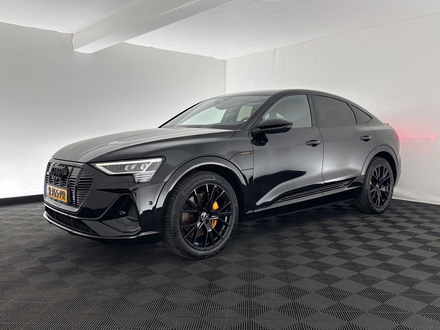 Audi e-tron Sportback 55 quattro S edition 95 kWh [ 3-Fase ] (INCL.BTW) *FULL-LEATHER | FULL-LED | ADAPTIVE-CRUISE | BANG&OLUFSEN | TOP-VIEW | MEMORY-PACK | BLIND-SPOT | KEYLESS | AMBIENT-LIGHT | AIR-SUSPENSION | SPORT-SEATS | DIGI-COCKPIT | 21''ALU |