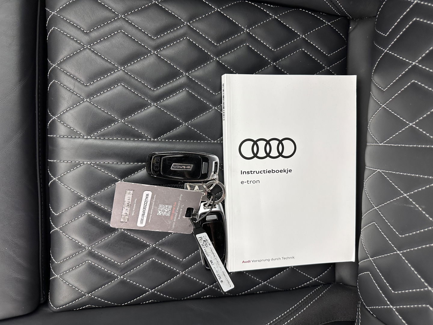 Audi e-tron Sportback 55 quattro S edition 95 kWh [ 3-Fase ] (INCL.BTW) *FULL-LEATHER | FULL-LED | ADAPTIVE-CRUISE | BANG&OLUFSEN | TOP-VIEW | MEMORY-PACK | BLIND-SPOT | KEYLESS | AMBIENT-LIGHT | AIR-SUSPENSION | SPORT-SEATS | DIGI-COCKPIT | 21''ALU |