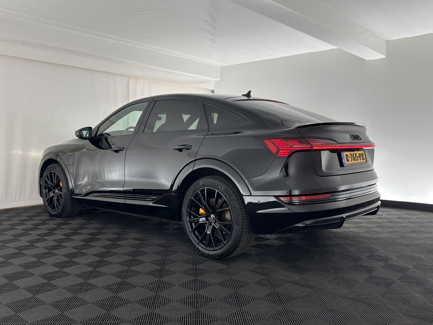 Audi e-tron Sportback 55 quattro S edition 95 kWh [ 3-Fase ] (INCL.BTW) *FULL-LEATHER | FULL-LED | ADAPTIVE-CRUISE | BANG&OLUFSEN | TOP-VIEW | MEMORY-PACK | BLIND-SPOT | KEYLESS | AMBIENT-LIGHT | AIR-SUSPENSION | SPORT-SEATS | DIGI-COCKPIT | 21''ALU |