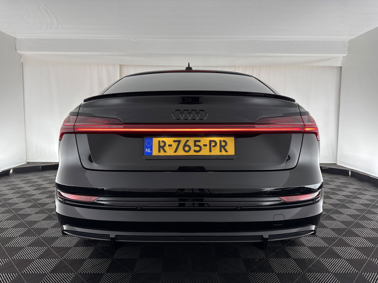 Audi e-tron Sportback 55 quattro S edition 95 kWh [ 3-Fase ] (INCL.BTW) *FULL-LEATHER | FULL-LED | ADAPTIVE-CRUISE | BANG&OLUFSEN | TOP-VIEW | MEMORY-PACK | BLIND-SPOT | KEYLESS | AMBIENT-LIGHT | AIR-SUSPENSION | SPORT-SEATS | DIGI-COCKPIT | 21''ALU |