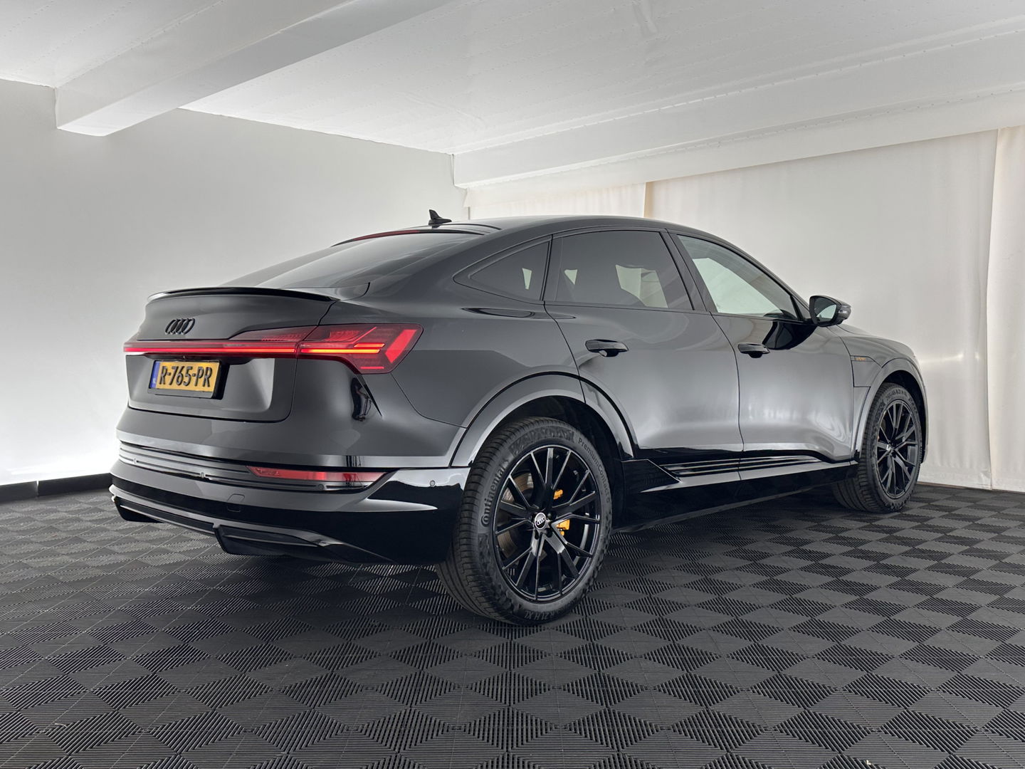 Audi e-tron Sportback 55 quattro S edition 95 kWh [ 3-Fase ] (INCL.BTW) *FULL-LEATHER | FULL-LED | ADAPTIVE-CRUISE | BANG&OLUFSEN | TOP-VIEW | MEMORY-PACK | BLIND-SPOT | KEYLESS | AMBIENT-LIGHT | AIR-SUSPENSION | SPORT-SEATS | DIGI-COCKPIT | 21''ALU |