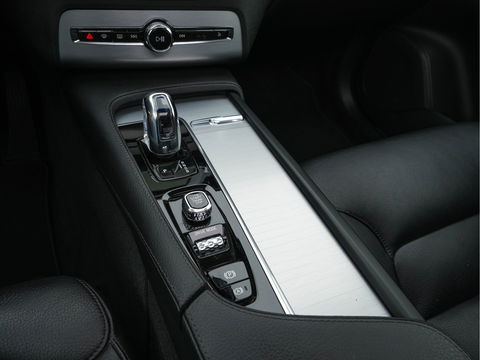 Volvo XC90 2.0 T8 Twin Engine AWD Momentum [ 7-Pers. ] *PANO | FULL-LEATHER | FULL-LED | DIGI-COCKPIT | NAVI-FULLMAP | COMFORT-SEATS | CARPLAY | NAVI-FULLMAP | 19''ALU | ECC | PDC | CRUISE | TOWBAR*