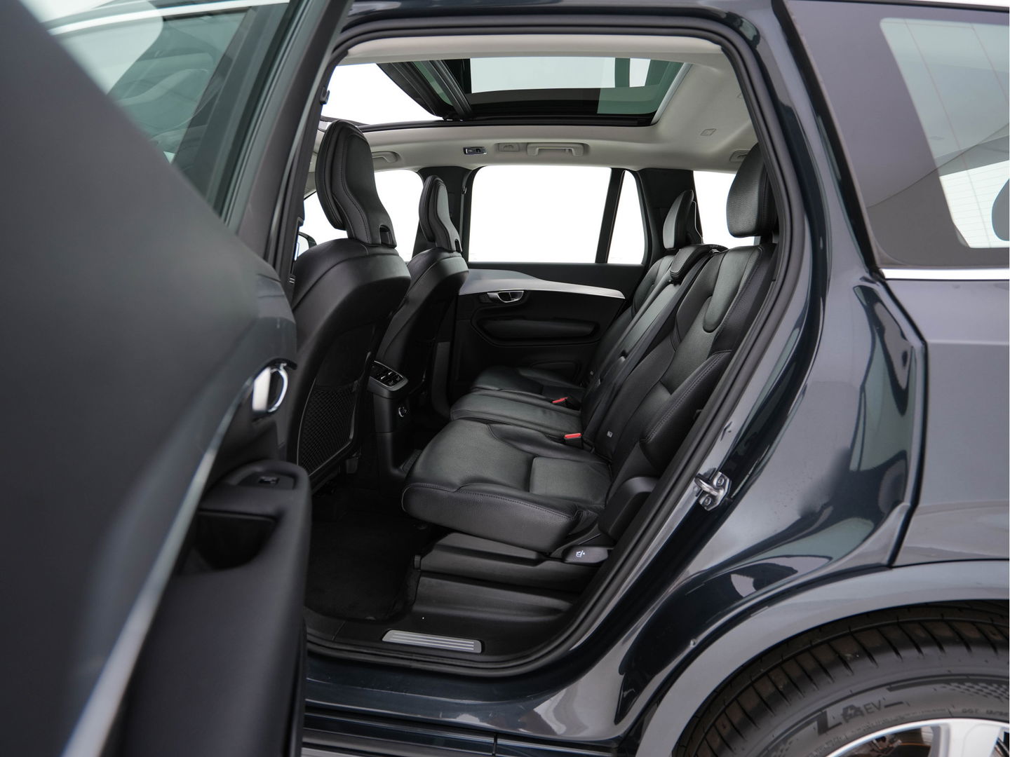 Volvo XC90 2.0 T8 Twin Engine AWD Momentum [ 7-Pers. ] *PANO | FULL-LEATHER | FULL-LED | DIGI-COCKPIT | NAVI-FULLMAP | COMFORT-SEATS | CARPLAY | NAVI-FULLMAP | 19''ALU | ECC | PDC | CRUISE | TOWBAR*