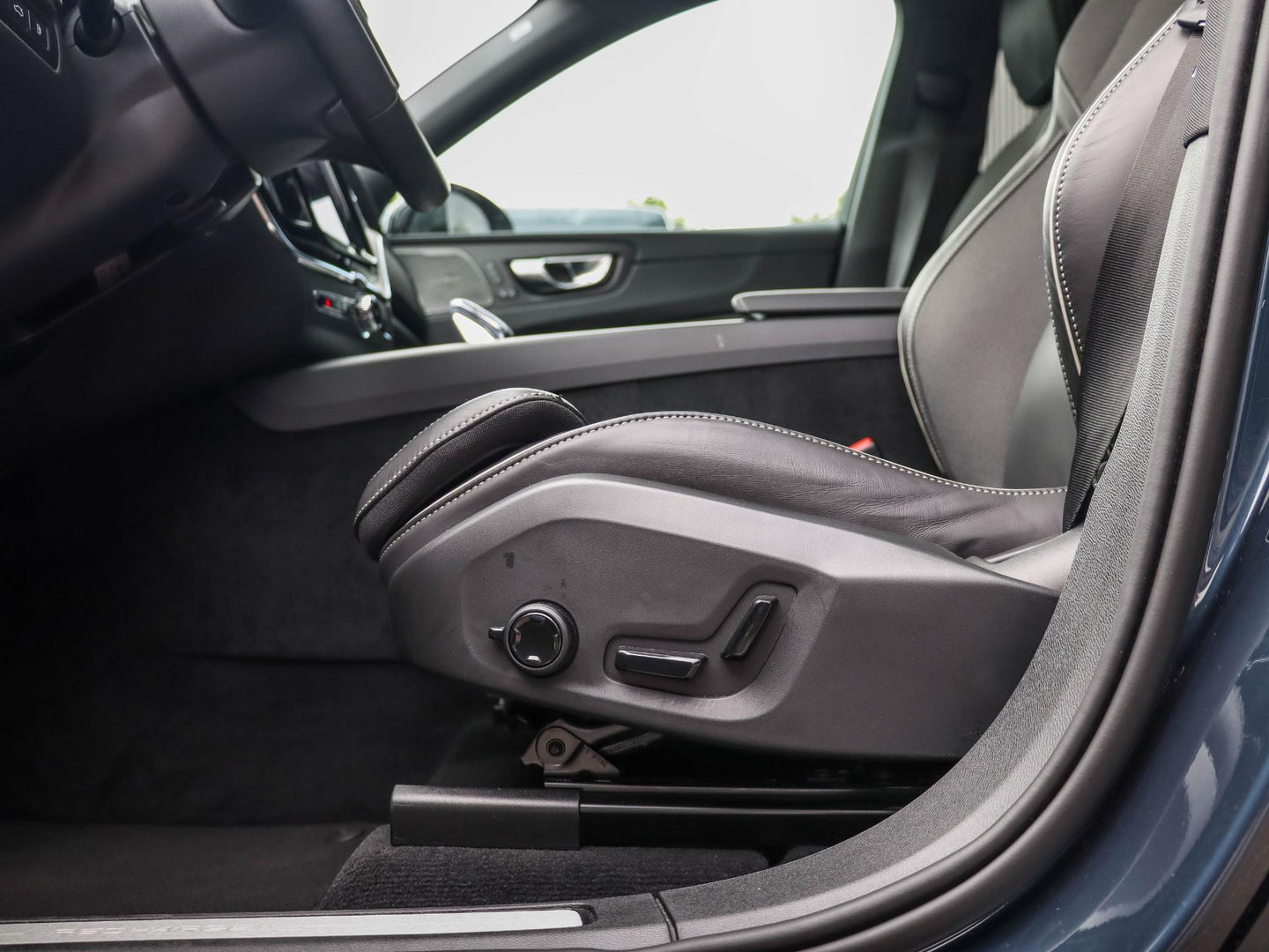 Volvo XC60 T6 Plug-in hybrid AWD Plus Dark 350PK | 21'' | Harman Kardon | Winterpakket | 360 Cam