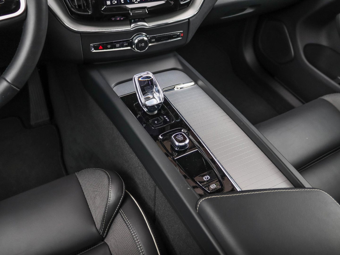 Volvo XC60 T6 Plug-in hybrid AWD Plus Dark 350PK | 21'' | Harman Kardon | Winterpakket | 360 Cam