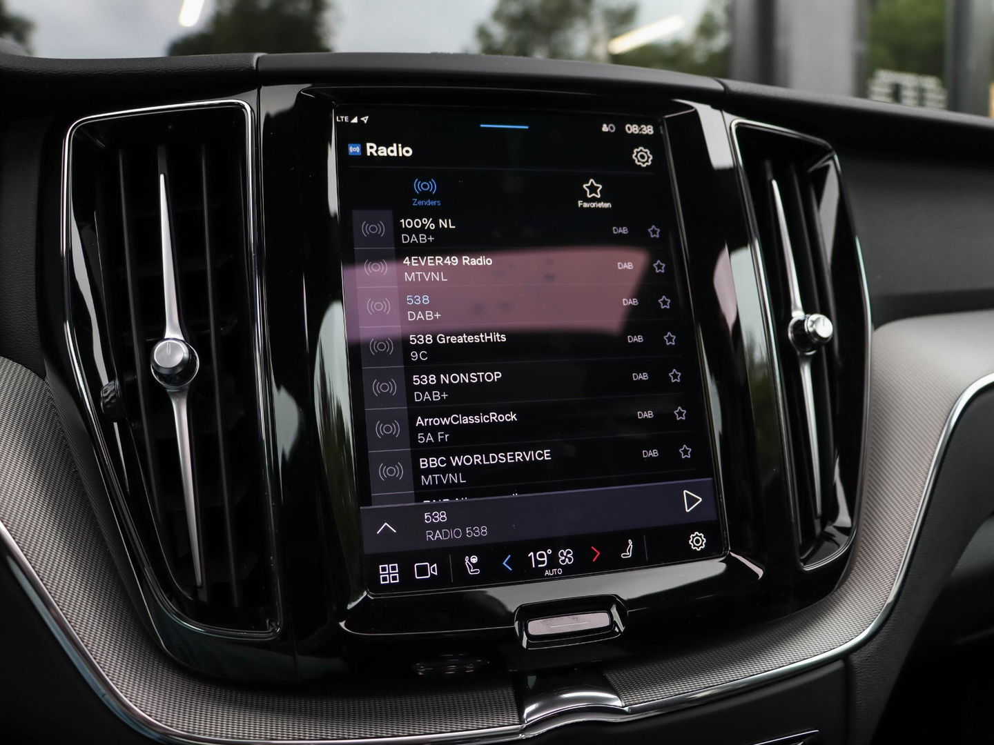 Volvo XC60 T6 Plug-in hybrid AWD Plus Dark 350PK | 21'' | Harman Kardon | Winterpakket | 360 Cam