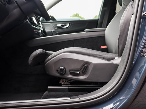 Volvo XC60 T6 Plug-in hybrid AWD Plus Dark 350PK | 21'' | 360 Cam | Winterpakket | Harman Kardon