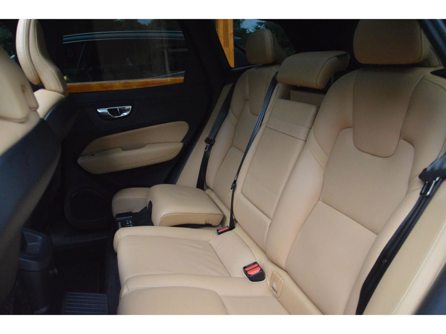 Volvo XC60 T8 Hybride AWD Momentum Pro | Head-Up | Panoramadak | Pilot-Assist | Trekhaak 2100KG | Camera | Stoelverwarming |