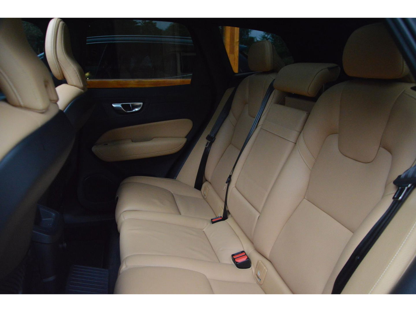 Volvo XC60 T8 Hybride AWD Momentum Pro | Head-Up | Panoramadak | Pilot-Assist | Trekhaak 2100KG | Camera | Stoelverwarming |