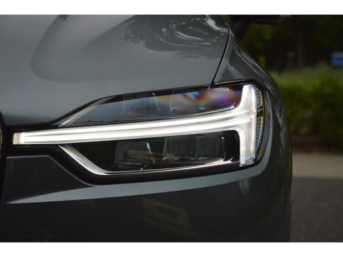 Volvo XC60 T8 Hybride AWD Momentum Pro | Head-Up | Panoramadak | Pilot-Assist | Trekhaak 2100KG | Camera | Stoelverwarming |