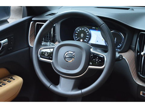 Volvo XC60 T8 Hybride AWD Momentum Pro | Head-Up | Panoramadak | Pilot-Assist | Trekhaak 2100KG | Camera | Stoelverwarming |
