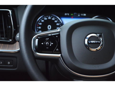 Volvo XC60 T8 Hybride AWD Momentum Pro | Head-Up | Panoramadak | Pilot-Assist | Trekhaak 2100KG | Camera | Stoelverwarming |