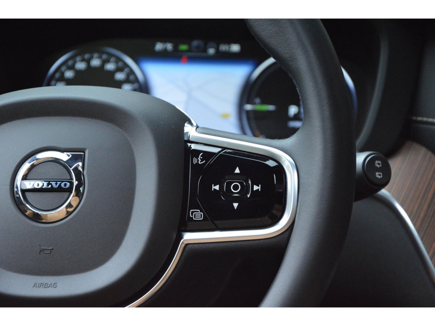 Volvo XC60 T8 Hybride AWD Momentum Pro | Head-Up | Panoramadak | Pilot-Assist | Trekhaak 2100KG | Camera | Stoelverwarming |