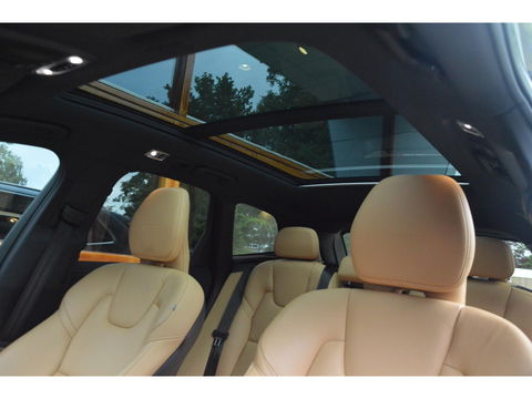 Volvo XC60 T8 Hybride AWD Momentum Pro | Head-Up | Panoramadak | Pilot-Assist | Trekhaak 2100KG | Camera | Stoelverwarming |