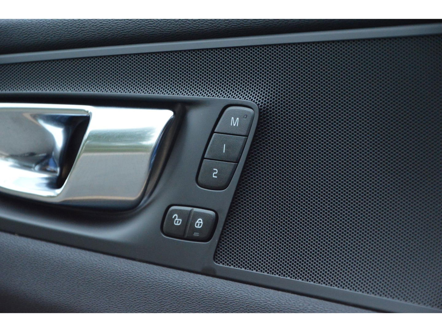 Volvo XC60 T8 Hybride AWD Momentum Pro | Head-Up | Panoramadak | Pilot-Assist | Trekhaak 2100KG | Camera | Stoelverwarming |