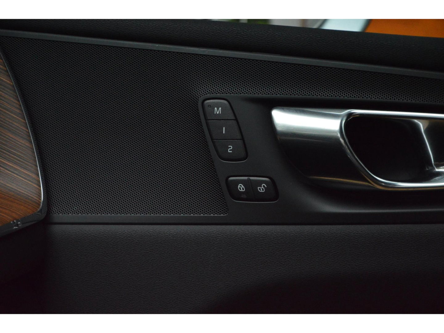 Volvo XC60 T8 Hybride AWD Momentum Pro | Head-Up | Panoramadak | Pilot-Assist | Trekhaak 2100KG | Camera | Stoelverwarming |