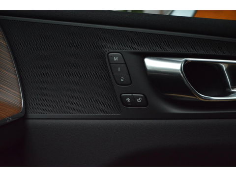 Volvo XC60 T8 Hybride AWD Momentum Pro | Head-Up | Panoramadak | Pilot-Assist | Trekhaak 2100KG | Camera | Stoelverwarming |