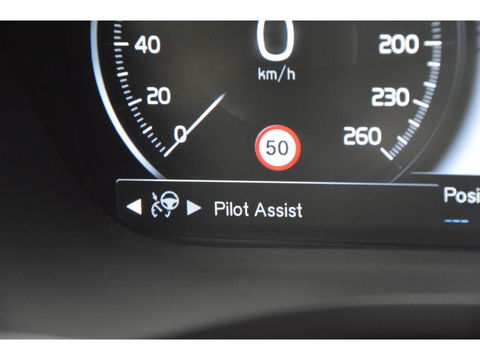 Volvo XC60 T8 Hybride AWD Momentum Pro | Head-Up | Panoramadak | Pilot-Assist | Trekhaak 2100KG | Camera | Stoelverwarming |
