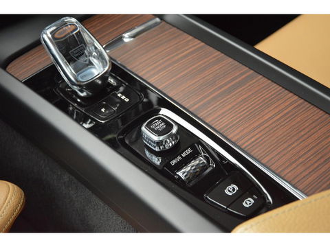Volvo XC60 T8 Hybride AWD Momentum Pro | Head-Up | Panoramadak | Pilot-Assist | Trekhaak 2100KG | Camera | Stoelverwarming |