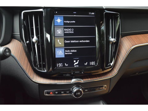 Volvo XC60 T8 Hybride AWD Momentum Pro | Head-Up | Panoramadak | Pilot-Assist | Trekhaak 2100KG | Camera | Stoelverwarming |