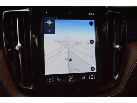 Volvo XC60 T8 Hybride AWD Momentum Pro | Head-Up | Panoramadak | Pilot-Assist | Trekhaak 2100KG | Camera | Stoelverwarming |