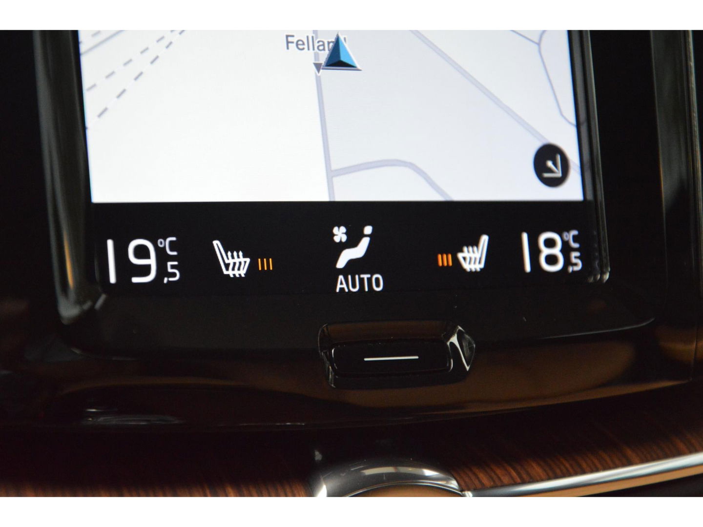 Volvo XC60 T8 Hybride AWD Momentum Pro | Head-Up | Panoramadak | Pilot-Assist | Trekhaak 2100KG | Camera | Stoelverwarming |