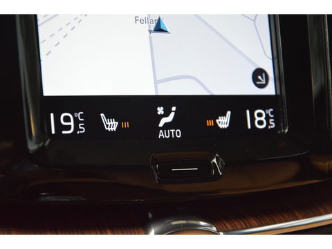 Volvo XC60 T8 Hybride AWD Momentum Pro | Head-Up | Panoramadak | Pilot-Assist | Trekhaak 2100KG | Camera | Stoelverwarming |