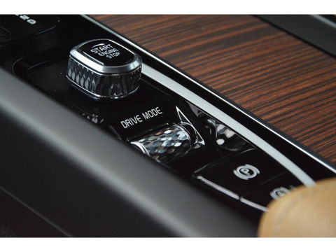 Volvo XC60 T8 Hybride AWD Momentum Pro | Head-Up | Panoramadak | Pilot-Assist | Trekhaak 2100KG | Camera | Stoelverwarming |
